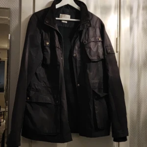 Jacka  - Jacka ifrån Wolt. Herrmodell. Strl xl men upplevs som en L.  Mörkblå 