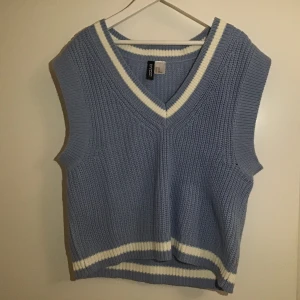 Superfin blå väst!! - FRAKT: 64kr -helt oanvänd (då jag rensar garderoben o har hittat många plagg ja aldrig använt) perfekt till hösten ! <3 Stl: XS men passar S oxå :) 