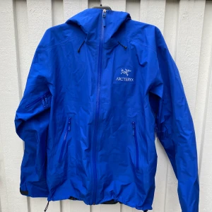 Arcteryx Beta Lt jacka - (Säljer är en vän) En arcteryx beta lt skaljacka i nyskick. Köpt på naturkompaniet i juli och väldigt sparsamt använd. Jackan har inga flaws. Kan gå ner i pris vid snabb affär. Bjuder på frakten.