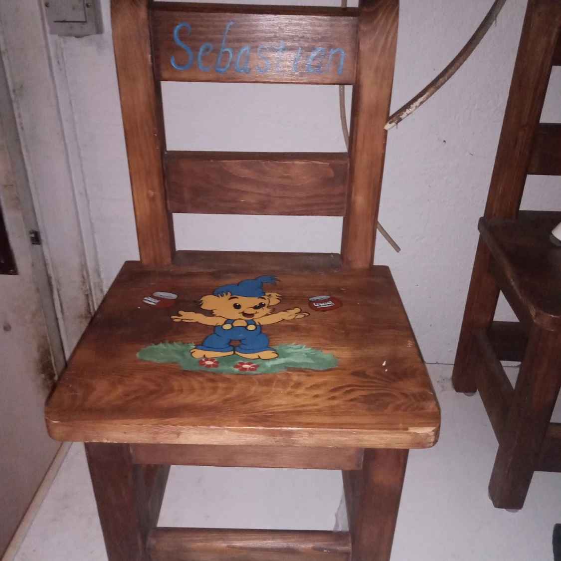 Betsad barnstol i trä med målat motiv av Bamse . - 90