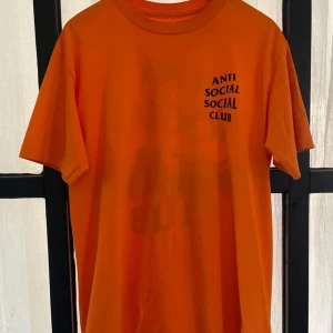 Anti social social club - Säljer denna eftersom använder inte, har använt den typ en gång, även köpt på plugmeplaes för ett tag sen. 