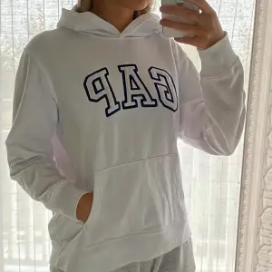 Kritvit hoodie från GAP, storlek L, unisex. Använts 1 gång- mycket bra skick💞
