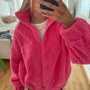 Fleecejacka - Såå härlig och snygg fleecejacka perfekt till hösten. Verkligen så gosig⚡️ aldrig använd och köpt hos Nelly 