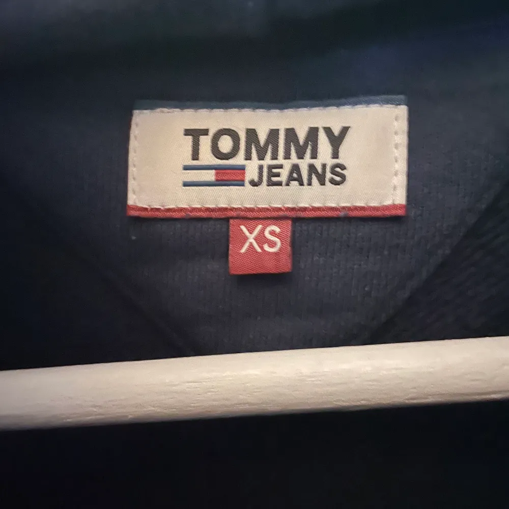 Tommy jeans hoodie stl xs Lite använd, så i fint skick Kan skickas. Hoodies.