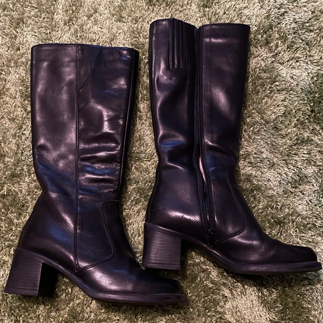 Svarta stövlar med klack