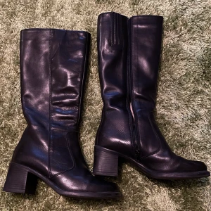 Svarta stövlar med klack - Bra skick med lite ”rynkor” men behöber nog bara poleras! Strl 37, frakt är ej inkl<3