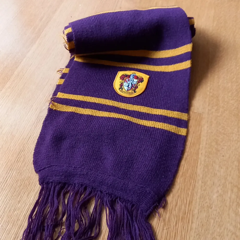 Got this from my auntie who wrote her Phd thesis on Harry Potter - but since I don't wear it anymore, I hope that it will make another Harry Potter Fan very happy. Some threads get a little loose (see 3rd pic) but still good to wear. . Accessoarer.