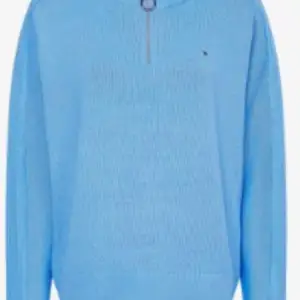 En äkta Tommy hilfiger stickad tröja som jag köpt för ett halvår sen men som är i helt nyskick, oanvänd!🥰  Färg: Hydrangea blue Storlek S  Originalpris: 1329,30 kr Nypris: 899 kr    