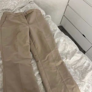 Beige kostym byxor - Beige kostymbyxor använt skick, använda 5-10 gånger säljer dem pågrund utav att jag ej använder dom längre