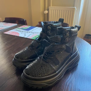 Bershka boots  - Bershka svarta skinn boots med spänne i storlek 39. 