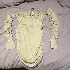 Klänning - Klänning från SHEIN, aldrig använd då den är kort för mig men väldigt fin & bra material.