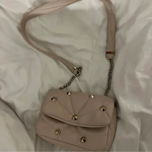 Zara väska  - Säljer denna fina väska från zara då den inte kommer till användning längre🫶🏼