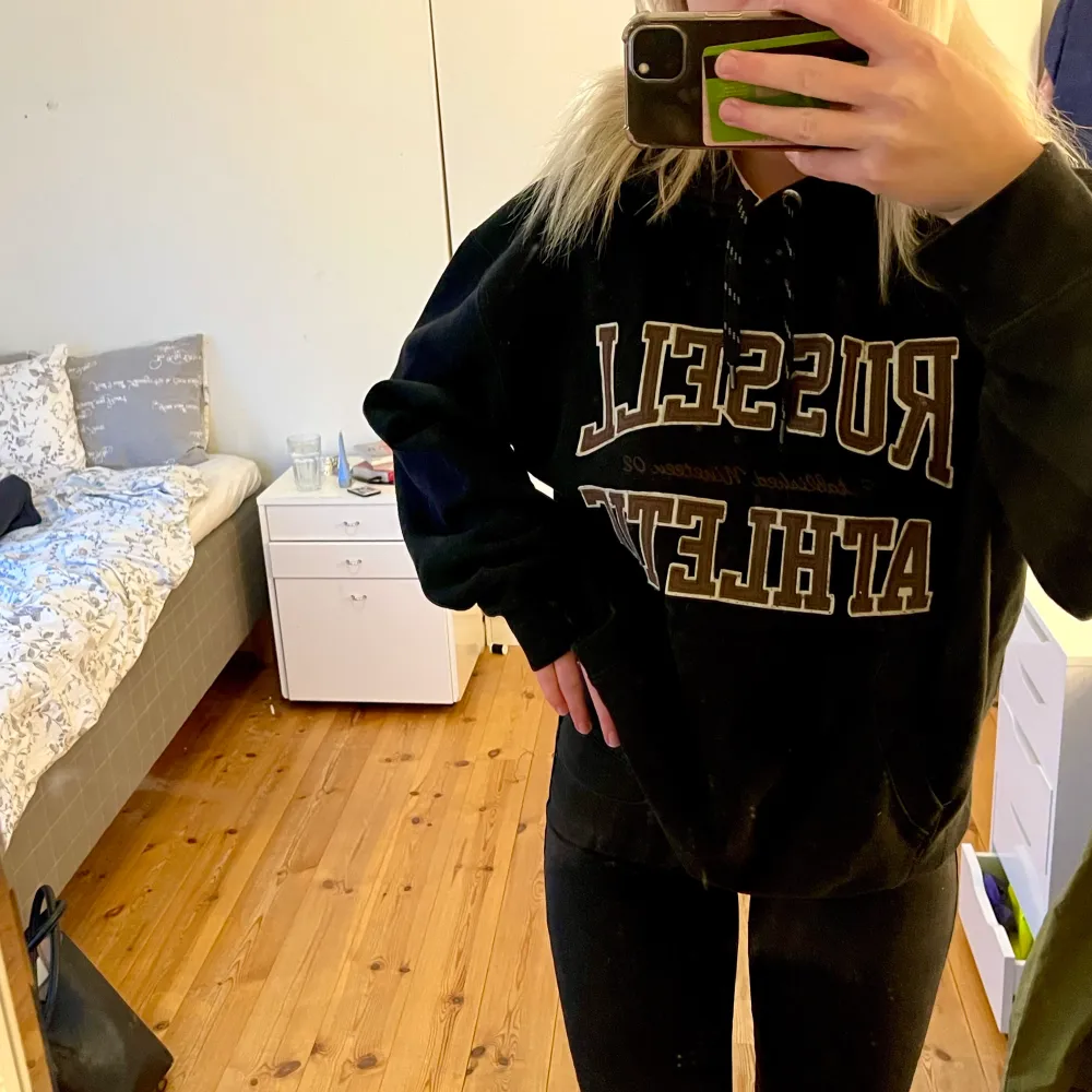 Russel Athletic vintage hoodie i strl 2XL. Svart hoodie med brun text i tjockt material. Jag är en S annars så den är ganska oversized! . Hoodies.
