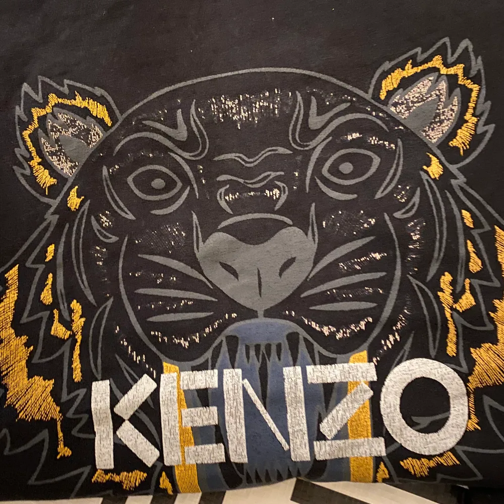 2 st Kenzo t-shirts. Trycker är lite slitet på båda. 300kr styck 500 för båda. T-shirts.
