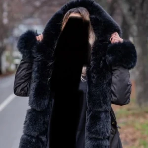 Päls jacka  - Skriv privat för mer bilder. Storlek S, jätte varm och pälsen är avtagbar. 500kr+frakt. Finns i västerås 