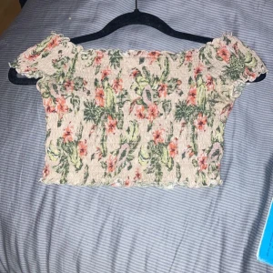 En rosa mag topp - Säljer denna tajta mag toppen från Divided i storlek xs💞