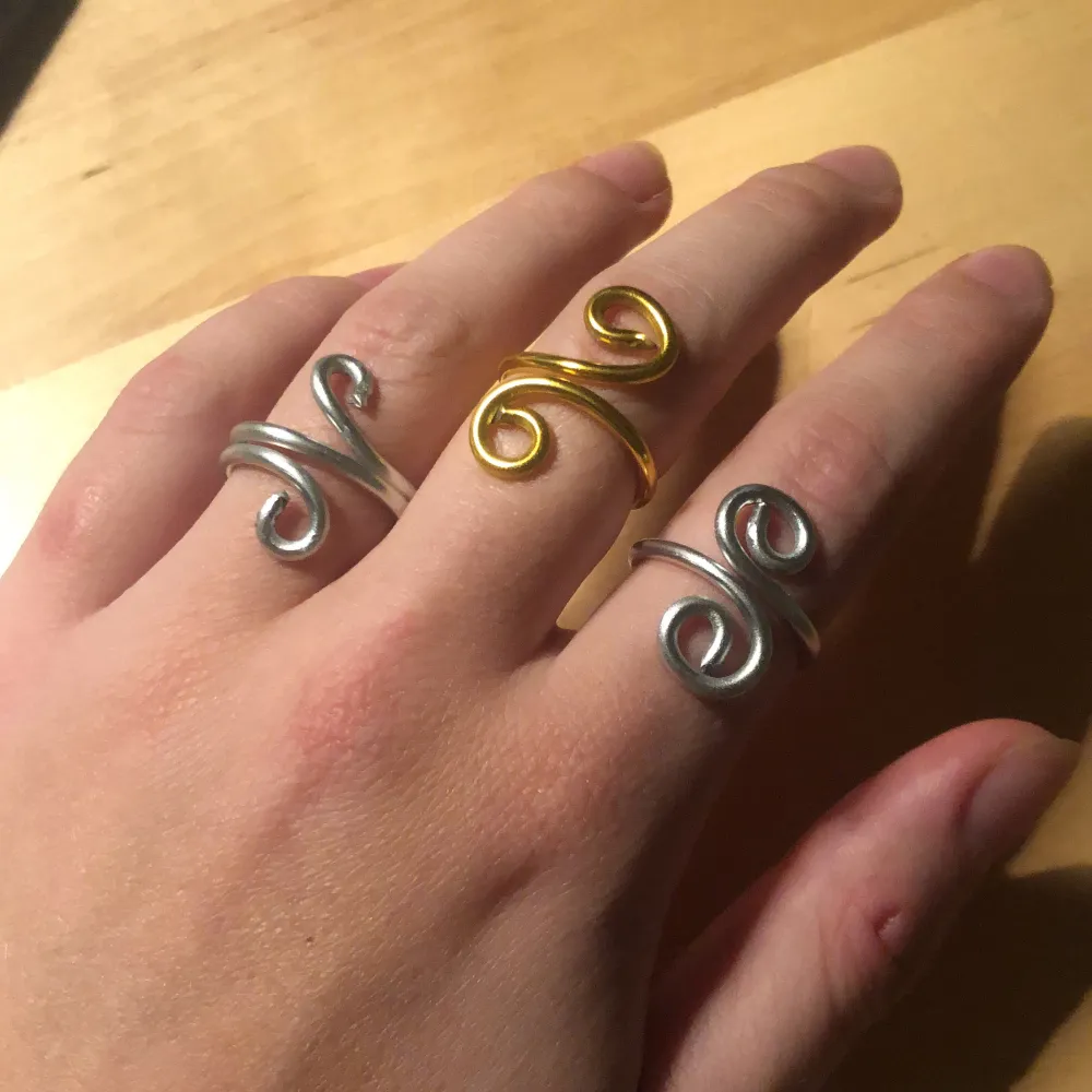 Lexi gör ringar är ett litet projekt som jag (Lexi) har där jag säljer hemmagjorda ringar! Alla ringar är justerbara, rostfria  och finns i olika färger samt former. Supporta en small business och köp mina ringar<333 Jag postar främst (15kr)!. Accessoarer.