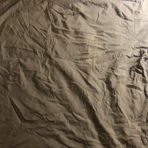 tröja - en riktigt fin ljus blå t shirt med tryck på i strl S