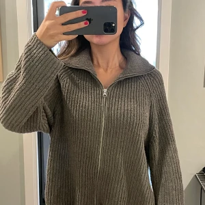 Zip Up - Weekday - Grön zip-tröja från Weekday, storlek L men jag har XS i vanliga fall och den sitter skönt oversized!   Har några tråddragningar men inget som förstör helheten. Använd 2 gånger! 🍊