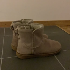 Uggs, dinsko  - Säljer dessa ”uggs” från dinsko då ja ska köpa äkta. Det är absolut inget fel på demhär men i och med att jag ska köpa nya kommer jag inte ha någon användning för dessa :) köpte dem vintern 2021 för 599kr😁 pris kan diskuteras 