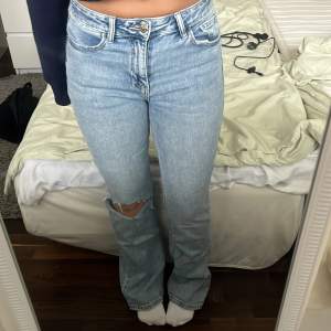 Säljer dessa skitcoola booutcut jeans med ett hål på knäna. Fickorna är borttagna där bak vilket är en cool detalj. Storlek 36. Säljer för 150