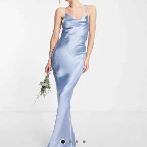 Blå satin klänning - Säljer en super fin blå statinklänning som endast är använd en gång. Är i nyskick!  Storleken är i 34 men passar även en 34 eller 36 Nypris 849kr Köparen står för frakten