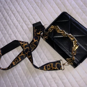 Väska - Väska med långt band man kan justera till kortare om man vill. Aldrig använt därav valt och sälja den