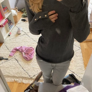 grå stickad tröja  - säljer denna fina gråa stickade tröja från lindex. toppskick! 🥰 nypris 350 kr
