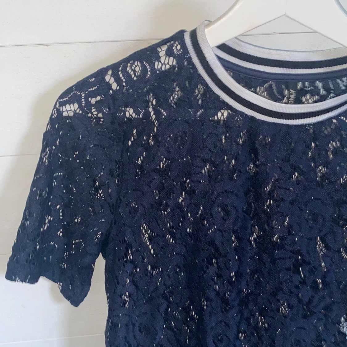 Mörkblå spets t-shirt - 90