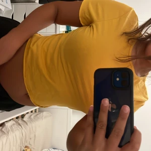 Snygg gul topp - Jätte snygg gul som är croppad från Gina tricot. Skämt material. Aldrig använd💛🧡 stl L men liten i storlek. 