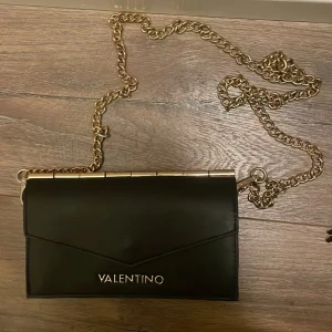 Valentino väska  - Säljer  Valentino väska   Nypris 3000kr  Säljer:1200kr   Prutat och klart  Finns i Tullinge.  Skambud ignoreras 