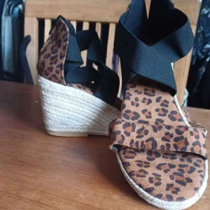 Kilklackssko - Snygg kilklacksko med leopardmönster 