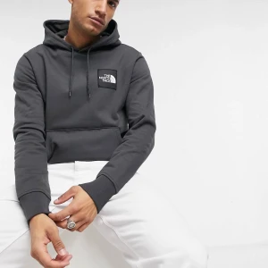 The North Face hoodie, storlek S - Grå The North Face hoodie med logga på framsidan och tryck på baksidan. Använd men i bra skick. Några mycket små fläckar på framsidan men mycket otydliga. Annars mycket fin!