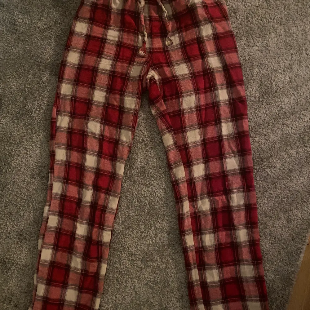 Rödrutiga pyjamasbyxor med lite rakare modell. Fint skick trotts säkert 4 år gamla. Köpta för 400kr i en liten butik uppe i Idre 🤭. Jeans & Byxor.