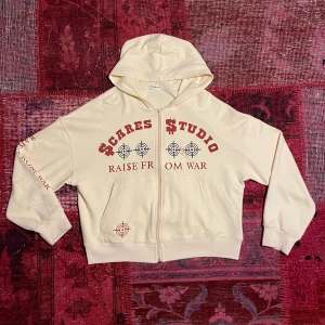 Scares studio hoodie - Fett skön hoodie från scares studio, den har ett en smått croppad passform, och har en liten skråma på bröstet som man ser i andra bilden men annat än de perfekt kondition (skriv för mer info!!)
