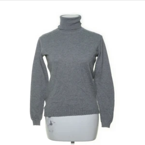 Polotröja MANGO - Polotröja från Mango storlek S men skulle säga att den är som en XS🥰 köpt på Sellpy och säljer för jag har för mycket kläder.  Kolla gärna in mina andra annonser ❤️