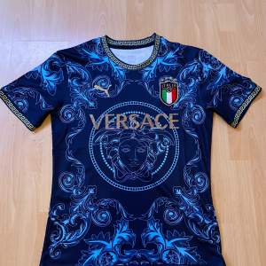 Fotbolls Tröja Italy X Versace. 