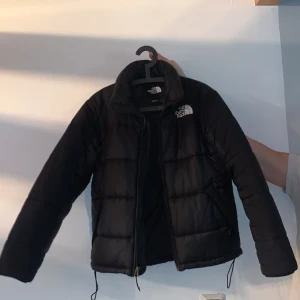 The North face jacka  - Hej, säljer min jacka använd 1 säsong som ny Köpt för 2400kr säljs för 1200kr  Köparen står för frakt 