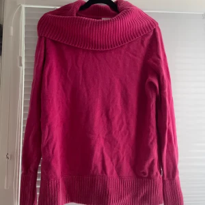 Stickad tröja med krage i storlek XL - Väldigt fin tröja i så gott som nyskick. Kragen sitter inte fast utan går att lägga hur man vill. Är i bekvämt material och sticker inte på samma sätt som mycket annat stickat. Känns nästan luftig. Normal i storlek!  Jag har katt och kanin!