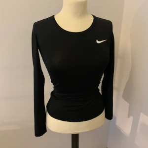 Nike träningströja  - Säljer denna träningströja från Nike för 80kr+30kr frakt🚚 Köpte för 299kr på stadium för ca ett år sedan. Använd ca 3 ggr❤️