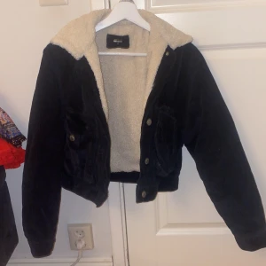 Manchester jacka - Svin snygg Manchester Jacka!!! väldigt varm och härlig vår och höst jacka men man kan nog ha den en vinterdag oxå! Köparen står för frakt