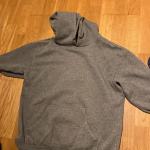 Gråhoodie  - En plain grå hoodie i size xs men passar mycket väl S och kanske M också. Kontakta vid fler frågor.