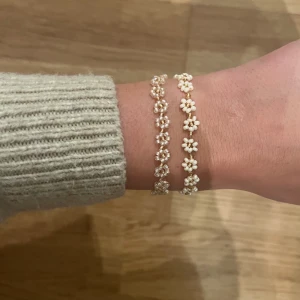 Pärlarmband - Pärlarmband med valfri storlek, färg & mönster 💐 2 armband för 32kr, 3 armband för 42kr, 4 armband för 52kr, 5 armband för 62kr. Blomarmband kostar 40kr Frakten kostar 13kr 🌸