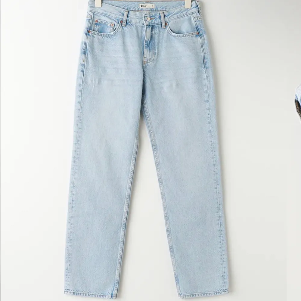 Köpte ett par av de slutsålda låga jeansen från Gina Tricot men de var lite för baggy för min smak. Passar en med storlek 38, vilket jag har. Helt oanvända och perfekt skick. ❤️ 🚨GRATIS FRAKT 🚨. Jeans & Byxor.