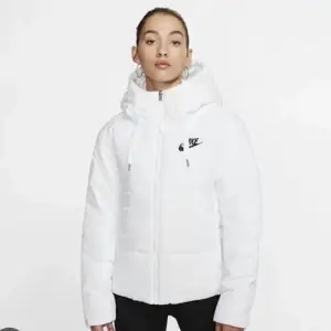 Säljer denna vita Nike puffer jacka, nypris 1099kr, mitt pris 400kr.Storlek XS. Skicka privat för flera bilder på jackan!