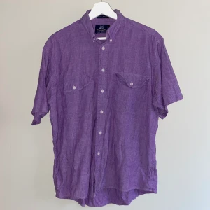 Kortärmad skjorta vintage - Lila melange, skjorta med bröstfickor och vita knappar. Köpt på vintage-butik i London. 