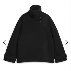 Arket jacka - Intressekoll på denna svarta arketjackan. Helt ny, fick hem den för någon dag sen😊  Storlek 36. Glöm inte att frakten ej ingår i priset (frakt 66kr)