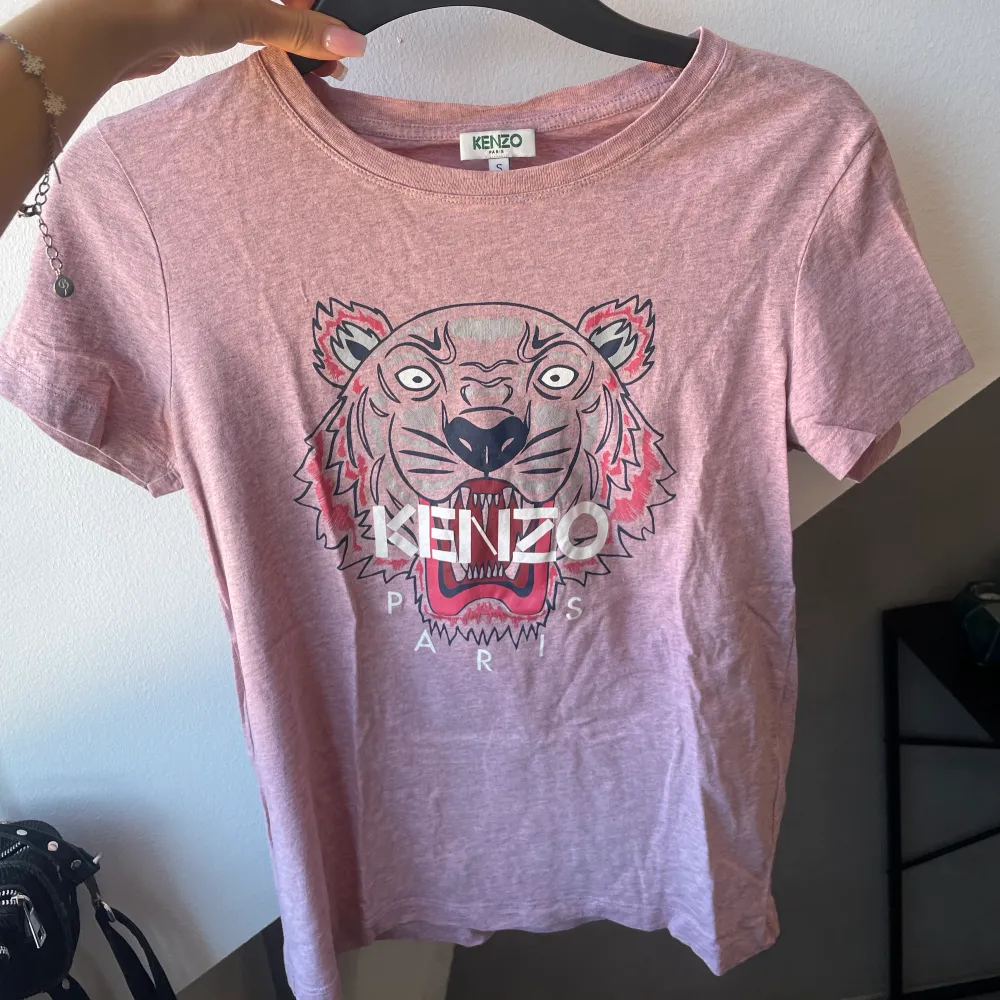 Säljer denna fina kenzo t-shirt i storlek S. Endast använd ett fåtal gånger och i jättebra skick. Kan möta upp eller skicka.. Tröjor & Koftor.