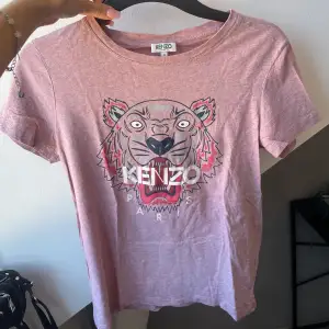 Säljer denna fina kenzo t-shirt i storlek S. Endast använd ett fåtal gånger och i jättebra skick. Kan möta upp eller skicka.