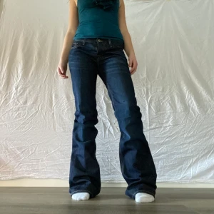 Snygga mörkblåa lågmidjade jeans - Låga bootcut jeans från fornarnia! För låga för mig som är 163 ( bild 3) skulle säga att byxorna passar någon som är 170+